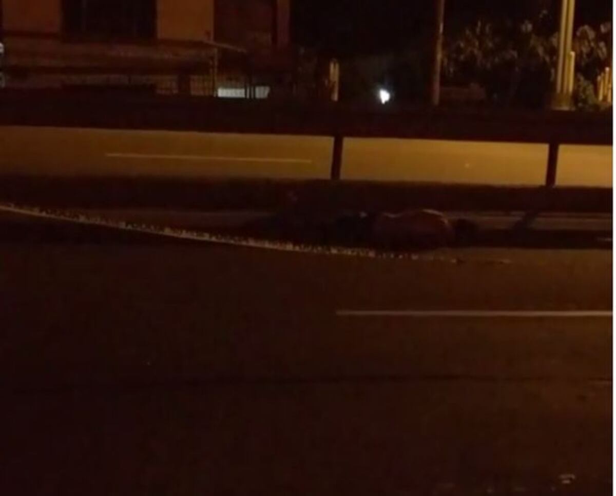 NO AMANECIÓ. (VIDEO)  Un hombre muere arrollado por dos autos en Las 500