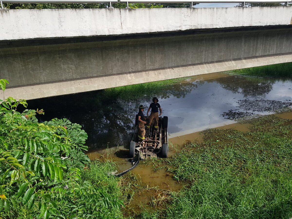 En Coclé auto cae debajo de puente y una persona muere