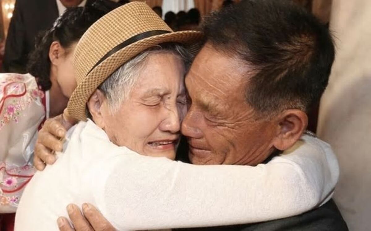 El emotivo reencuentro de una madre surcoreana con su hijo en Corea del Norte