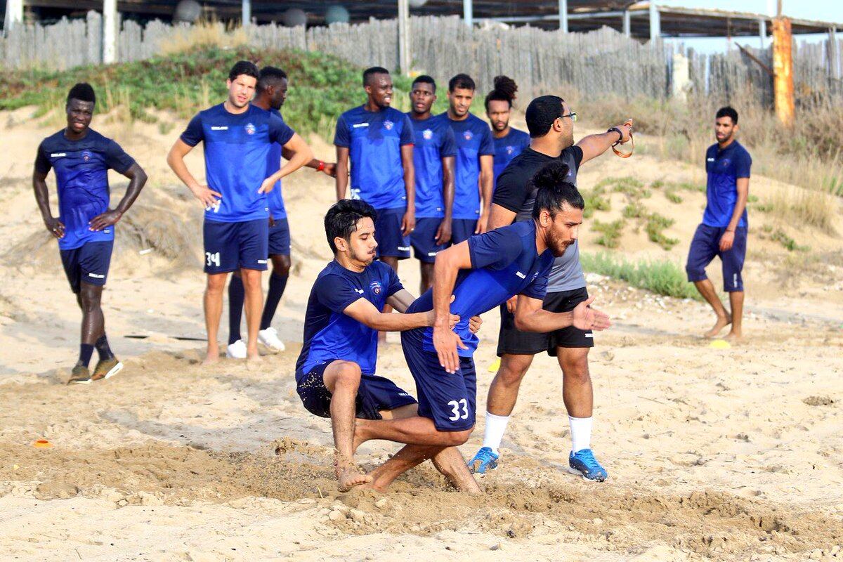 El panameño José Fajardo comparte con sus compañeros de equipo saudí