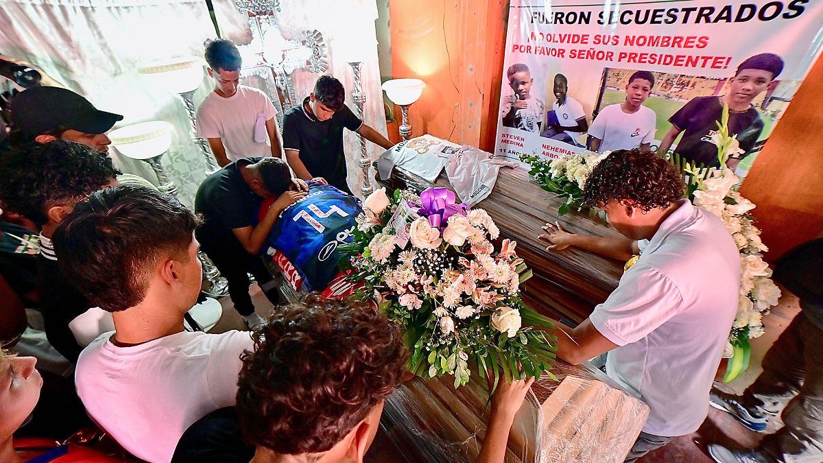 Entierran a cuatro niños asesinados en Ecuador