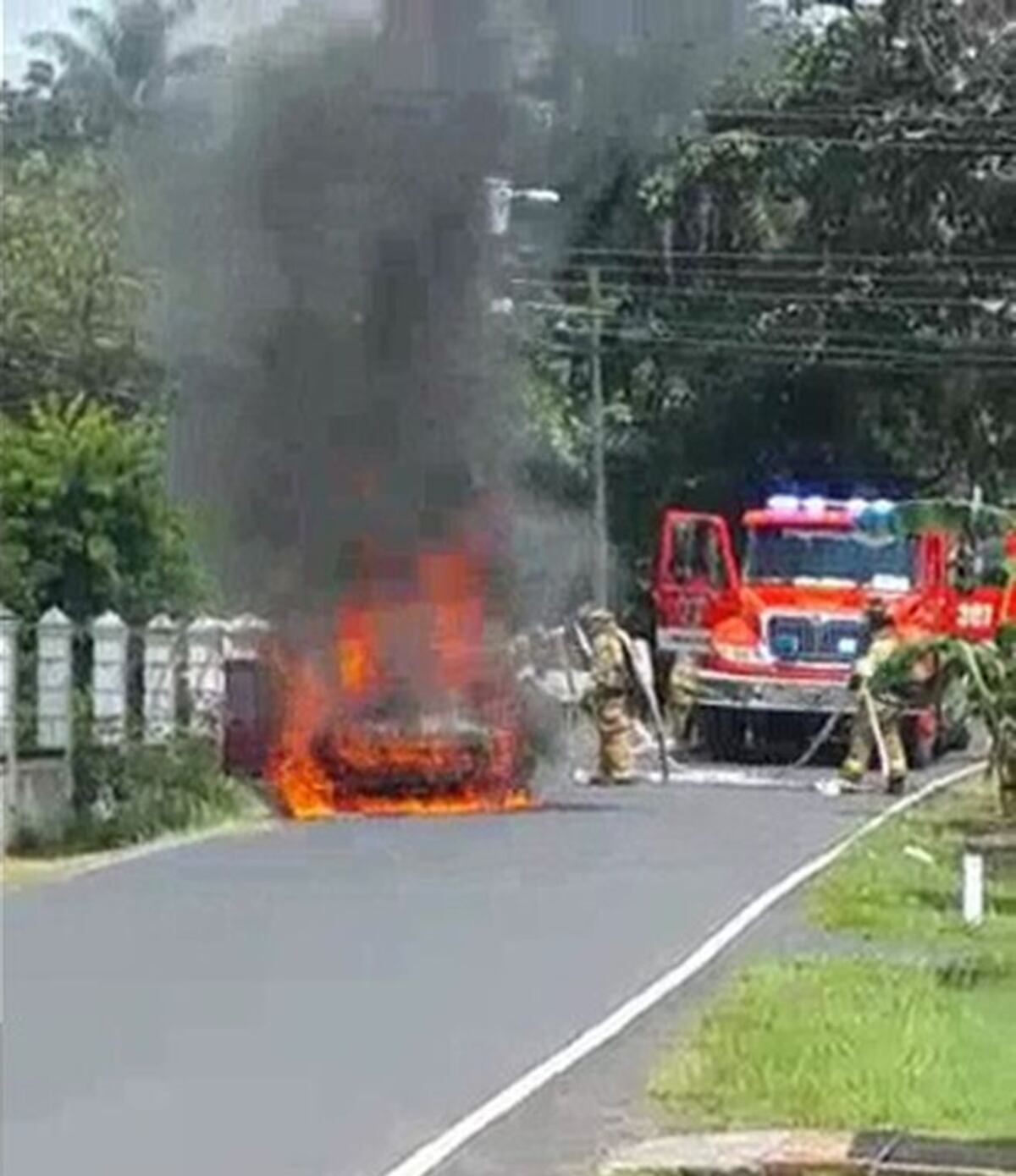 Auto arde en llamas en Santiago, 'era una bomba de tiempo'