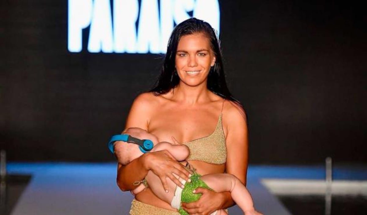 Modelo se lanzó a la pasarela y le daba pecho a su bebita mientras desfilaba