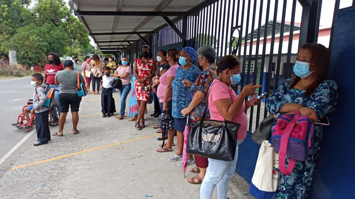 Padres de familia de la Escuela Bilingüe Sur protestan, piden trabajadores manuales