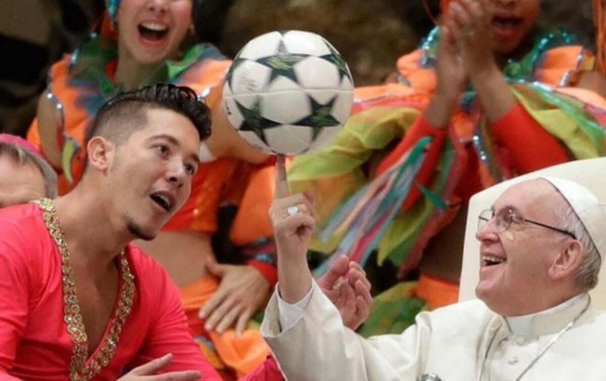 Papa Francisco hace malabares con un balón en el Vaticano