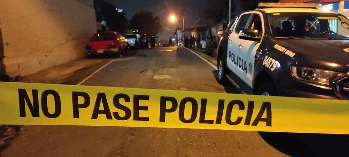 Lo asesinan a balazos dentro de su casa y le disparan a su mamá. Video