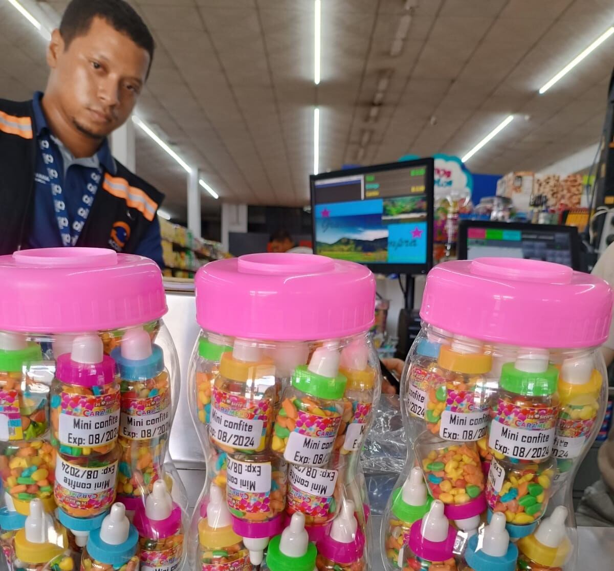 Acodeco descubre golosinas vencidas con fechas alteradas