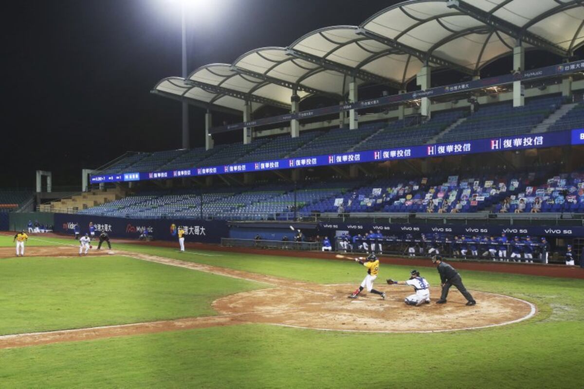 En Taiwán siguen jugando liga de béisbol sin público en los estadios