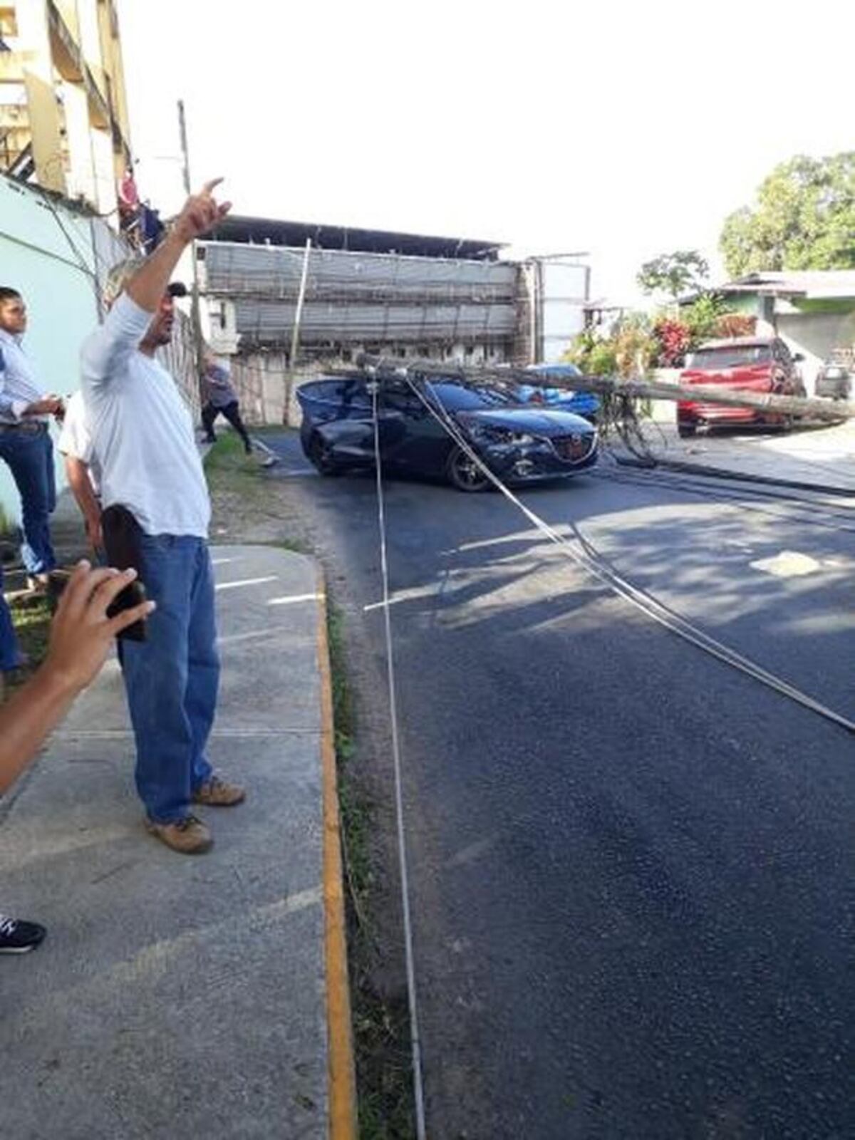 En La Chorrera están sin luz y agua por culpa de una grúa que tumbó los postes 