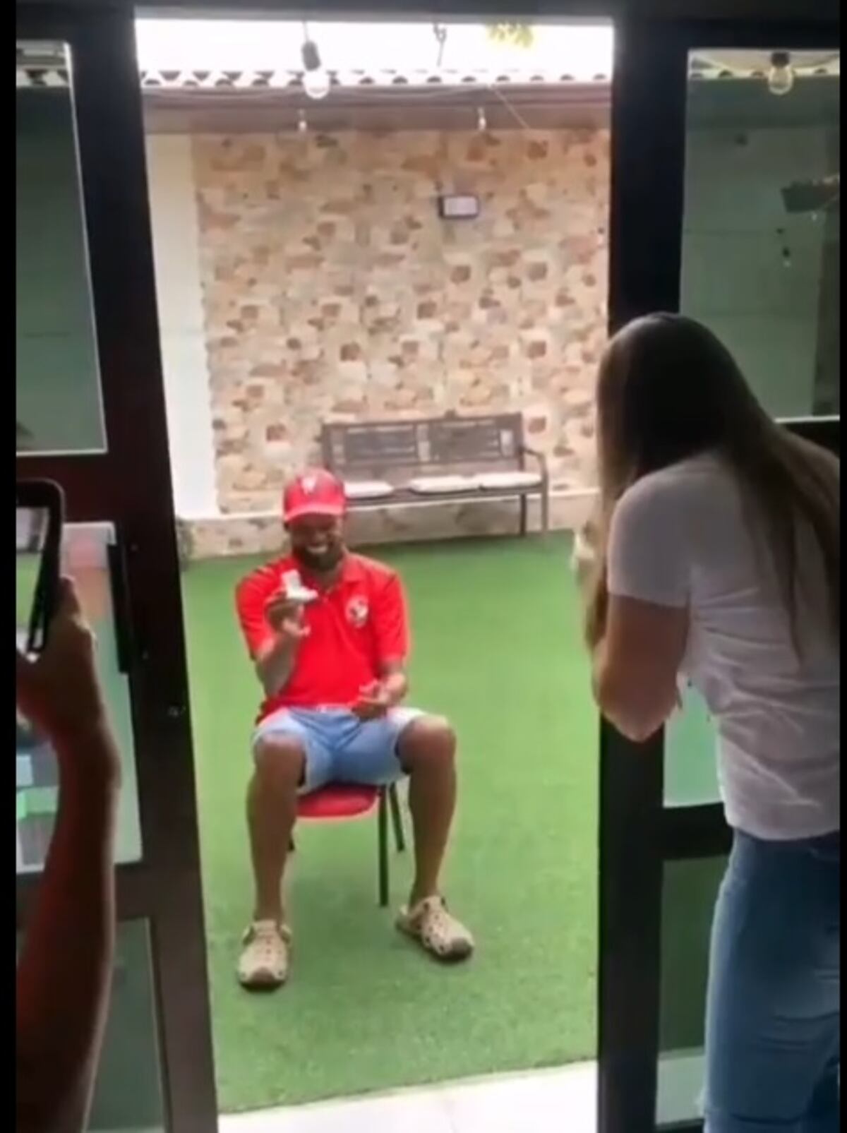 ‘Yo quiero ser tuyo y tú quieres ser mía’. El beso apasionado de Dely Valdés. Video