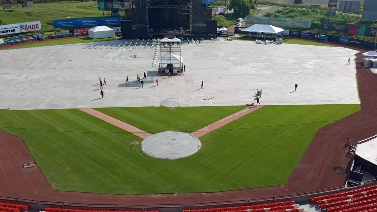 Así quedó el terreno de juego en el Rod Carew tras concierto de Romeo Santos. Video