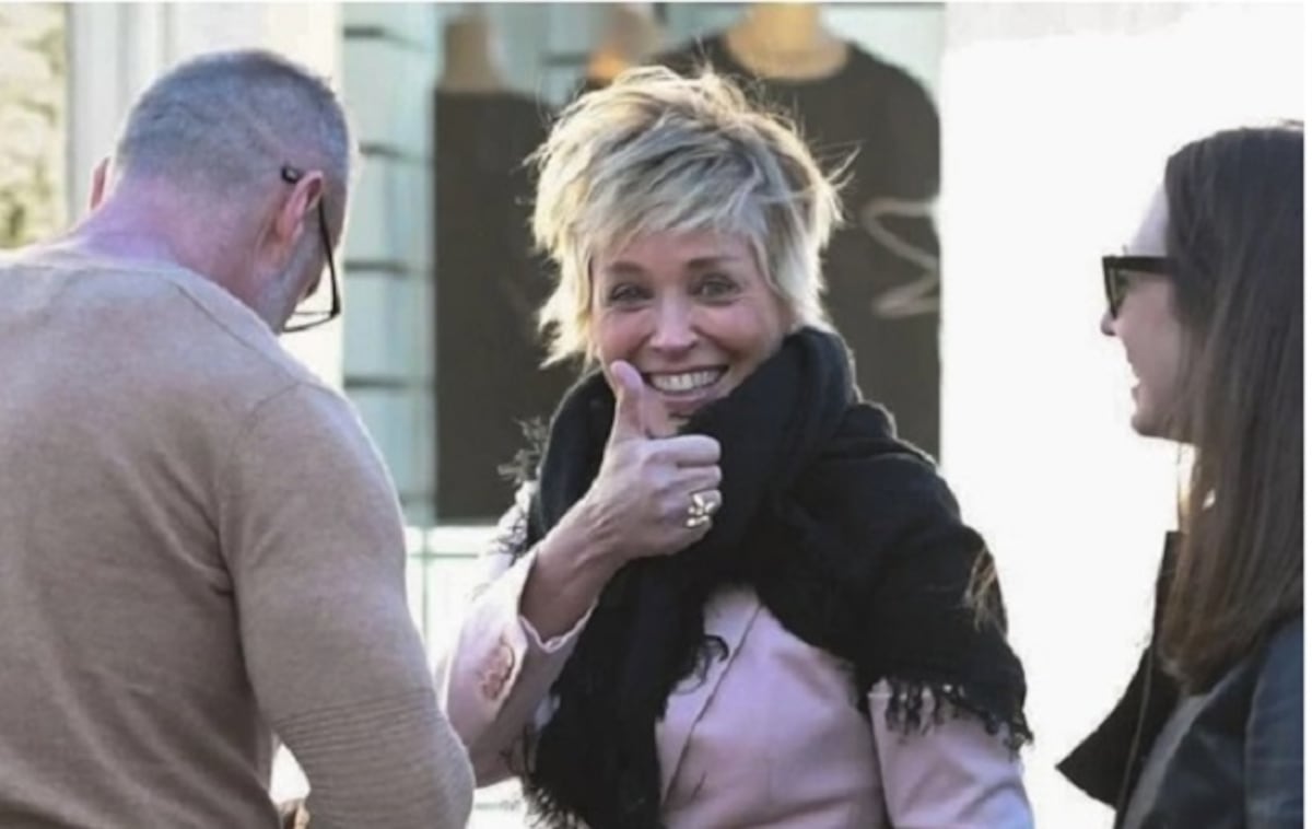 ¡Allá va eso! Captan la fuerte caída que sufrió la veterana actriz Sharon Stone