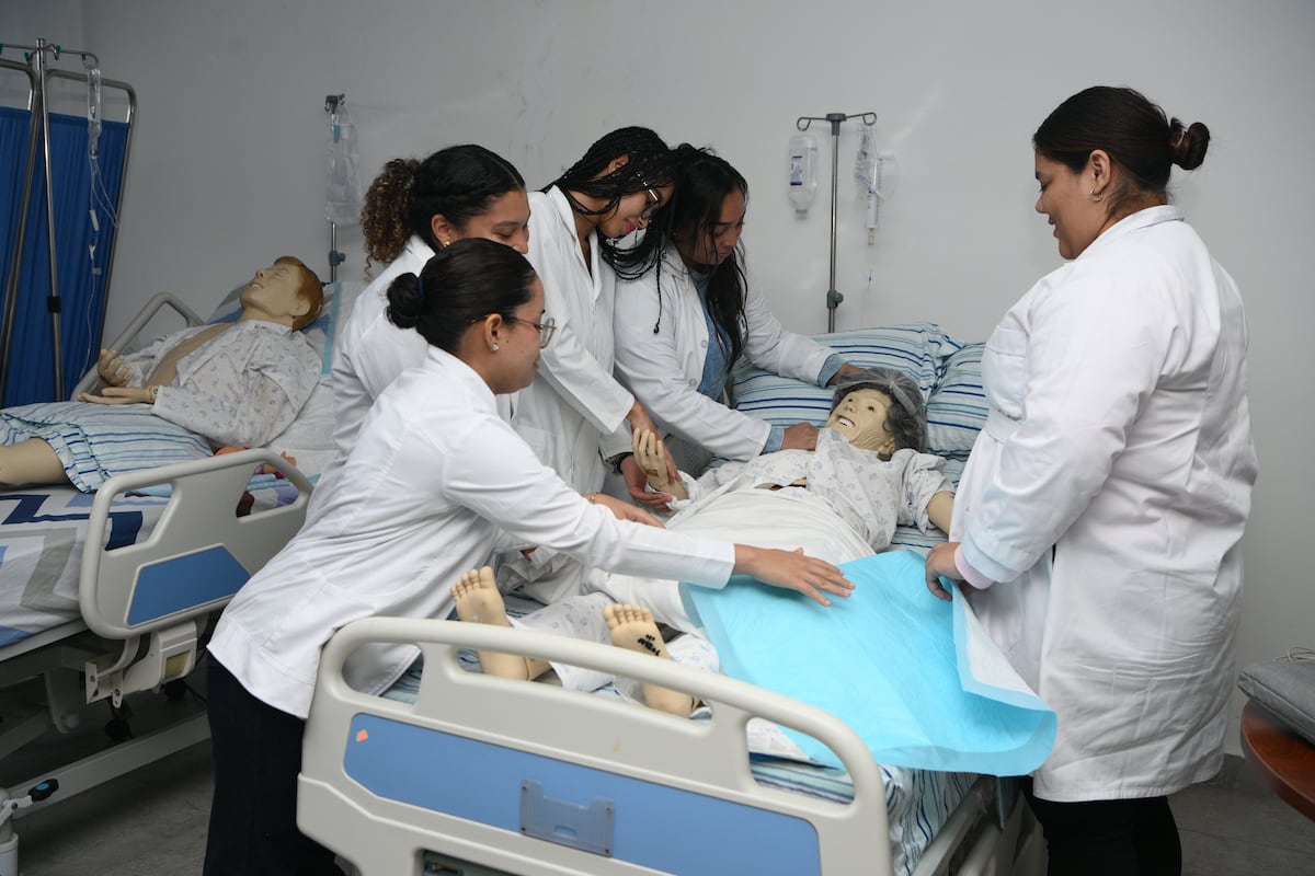 Vocación en práctica: así se preparan las futuras enfermeras de Panamá