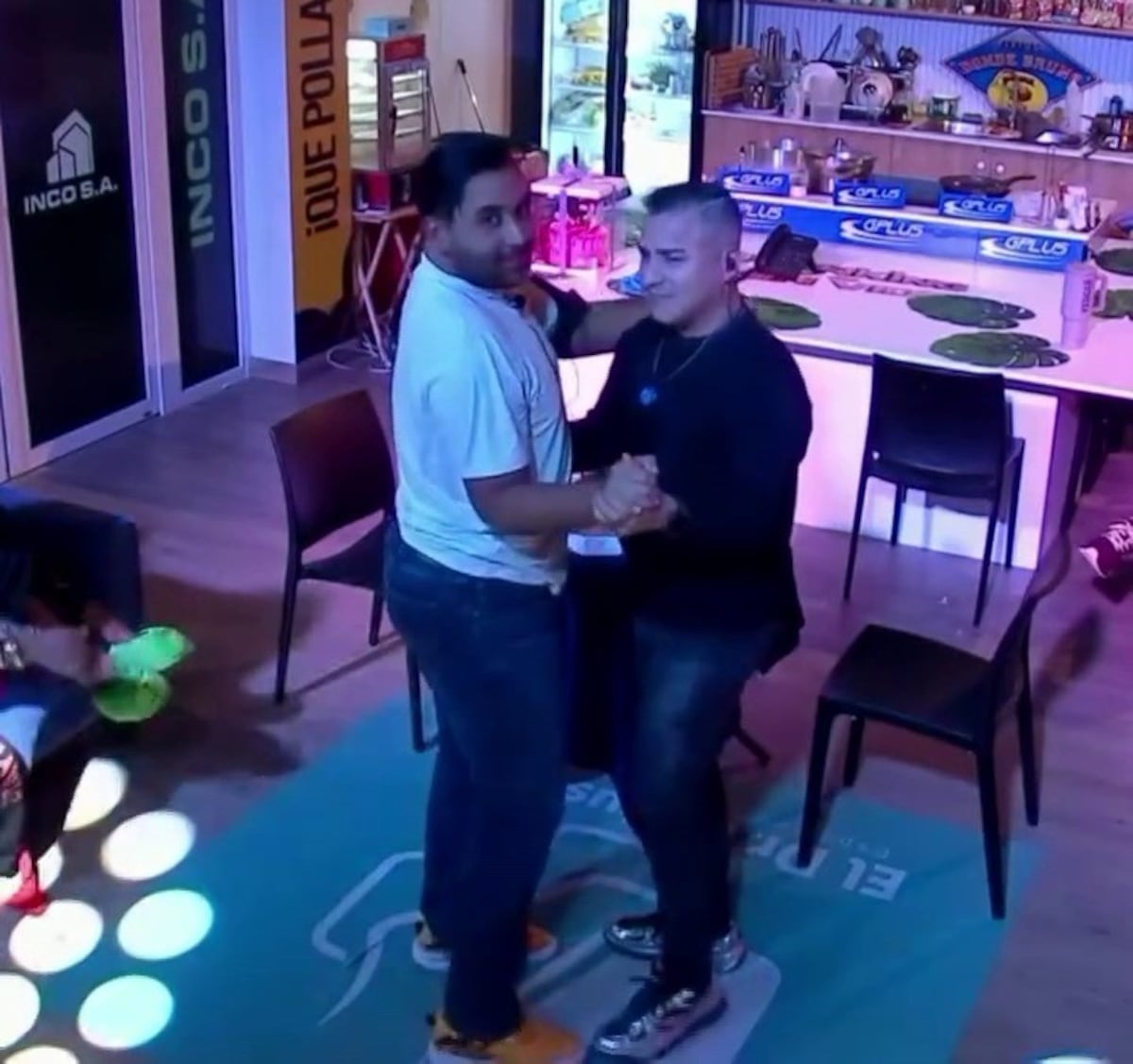 ¡Rony Vargas, picarón! Yedgar prende el romance con el presentador en el ‘Parking de Yen Video’