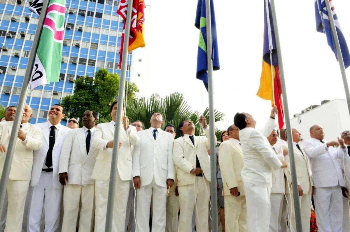 Los diputados dentro de su salario de 7 mil dólares al mes tienen mil dólares para costear la gasolina