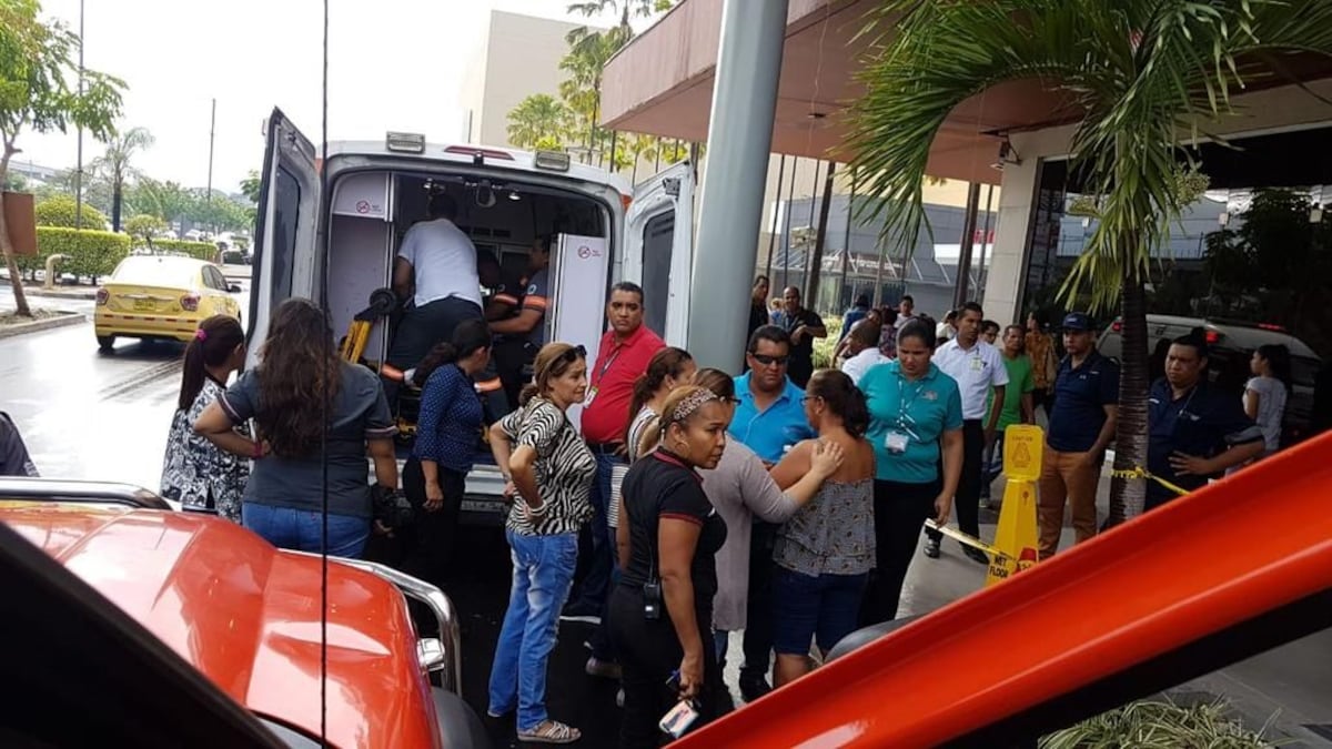 Menor quedó atorada en escaleras eléctricas en almacén de Metromall 