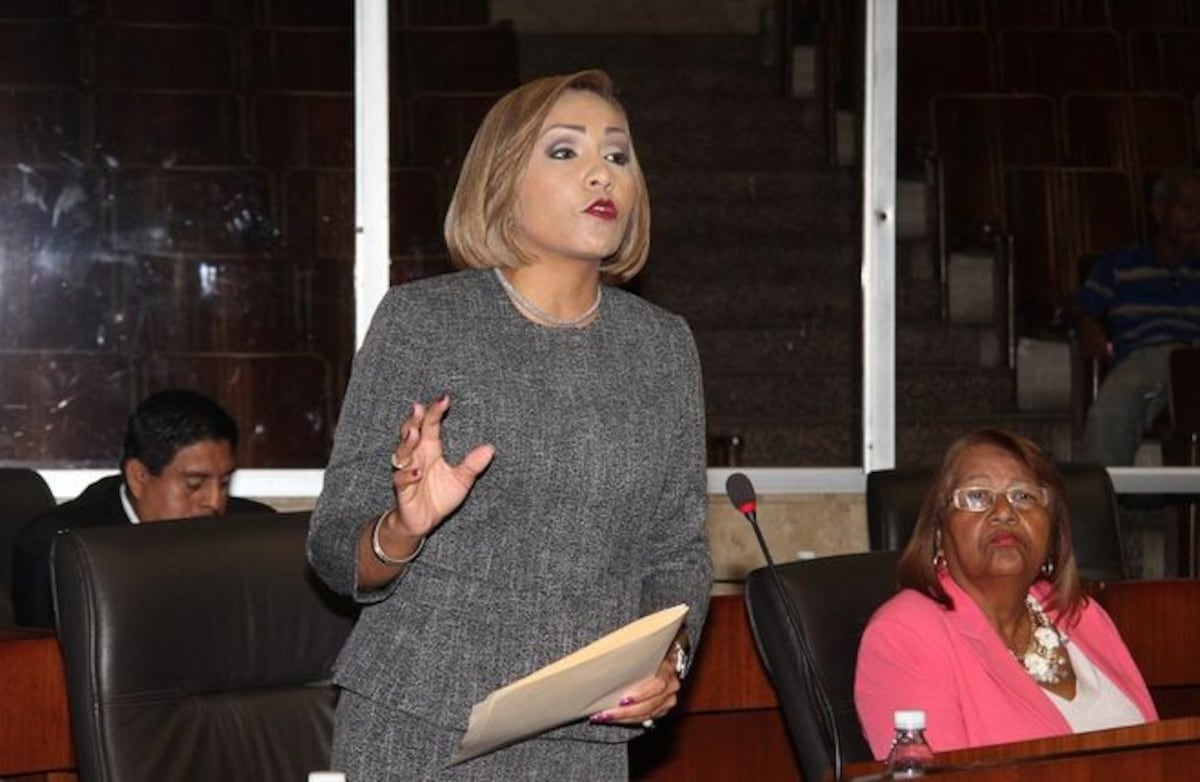 ¡AY, MADRE! Prohibirán que diputadas usen minis y escotes