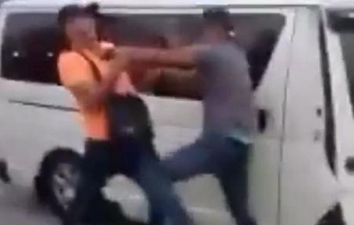 Combate entre conductores de buses piratas La Chorrera- Panamá en plena calle
