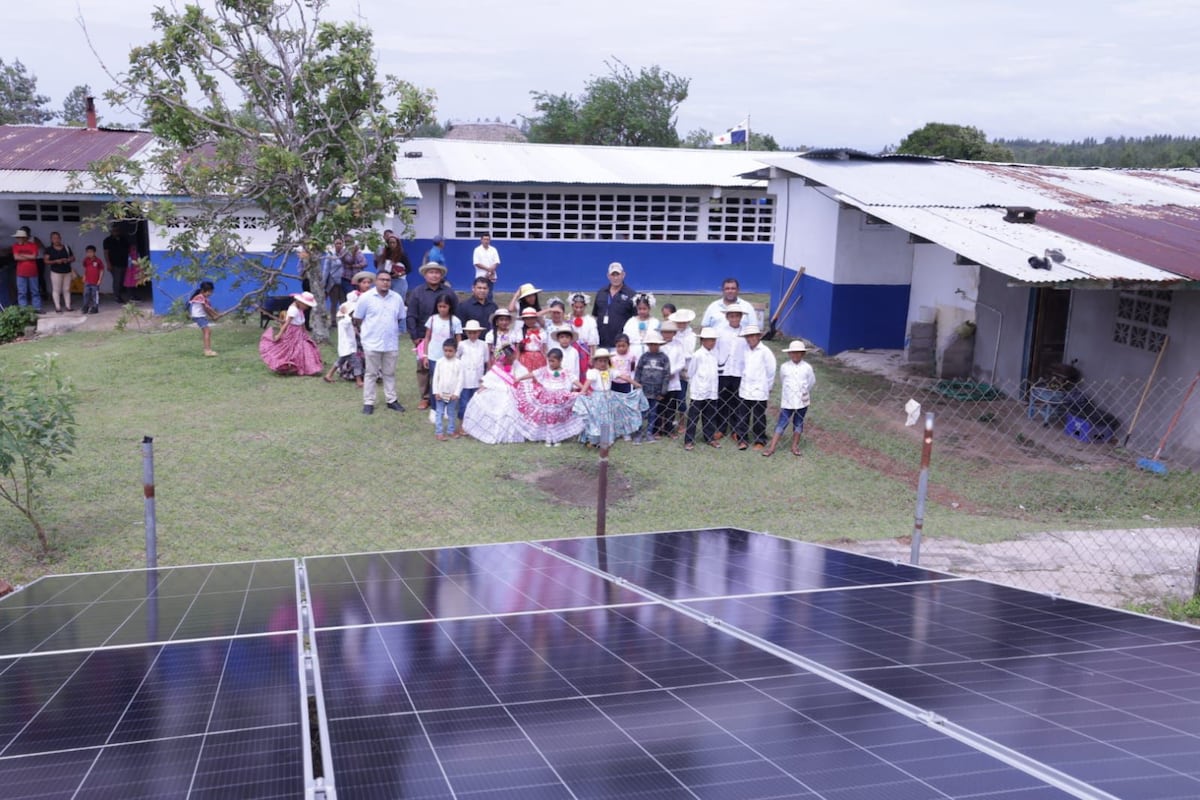 De la oscuridad a la luz: estudiantes de Coclé reciben energía solar