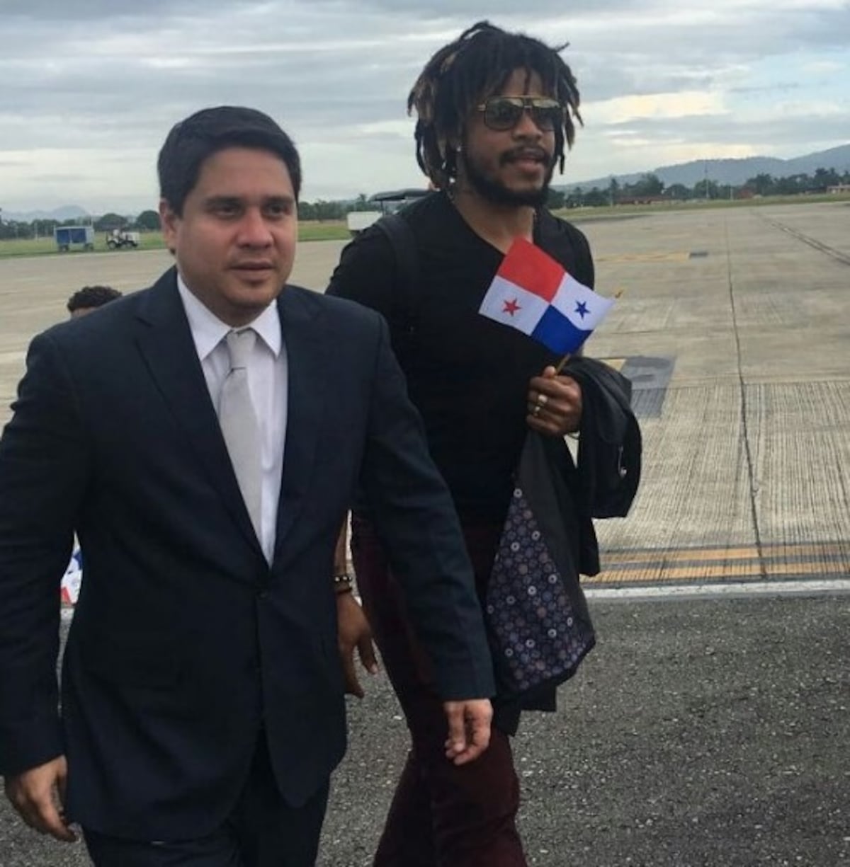 ¡SE LO MERECE! Torres llegó con su bandera y ansioso de saludar a la patria