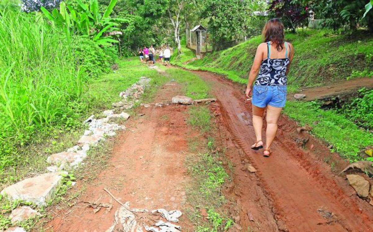 Calle 25 de Burunga está completamente deteriorada