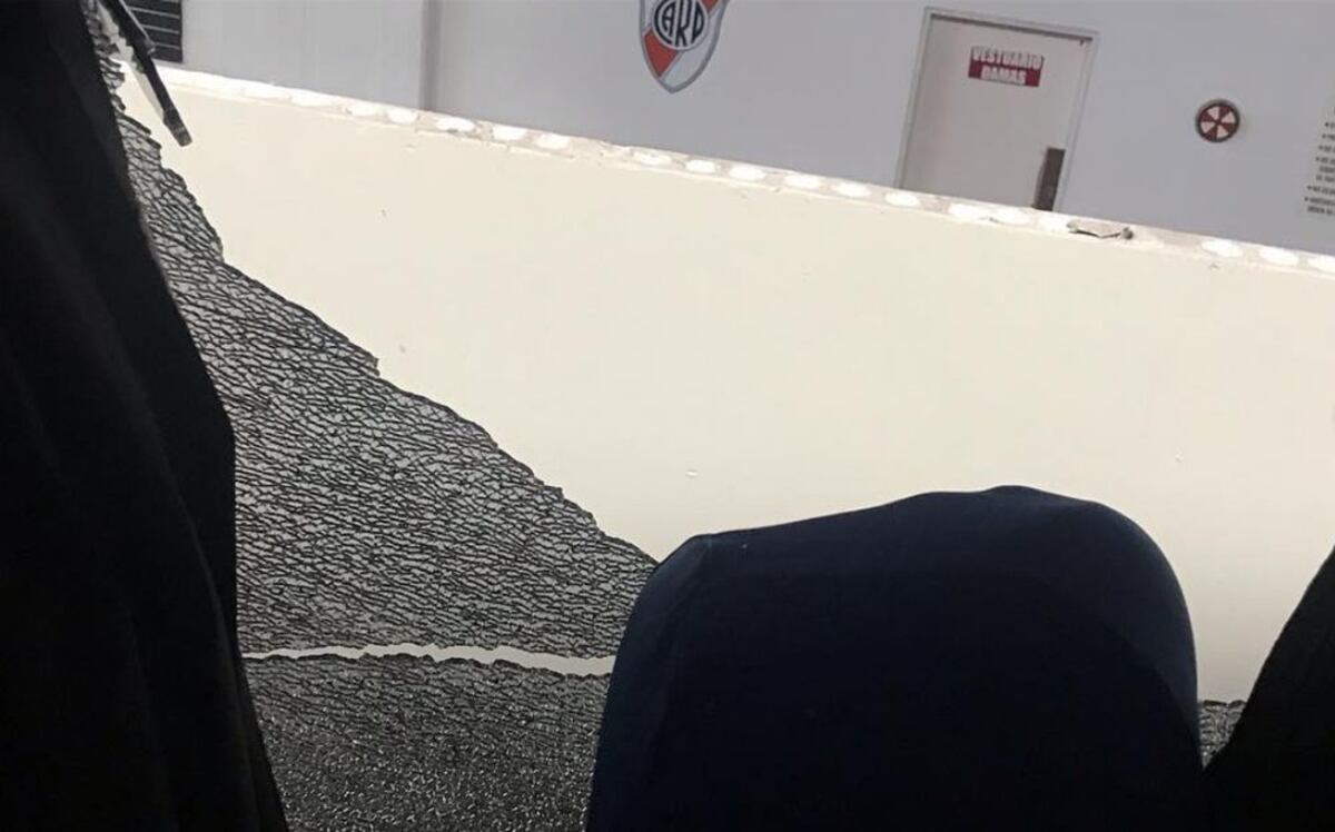 Gas pimienta y vidrios rotos. Llegada de Boca a cancha de River fue un caos
