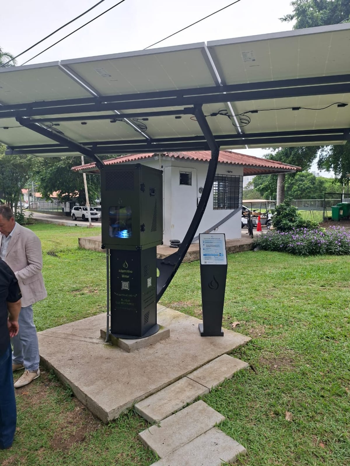 Sin pozos ni tuberías: Parque Omar incorpora tecnología que convierte la humedad en agua potable gratis