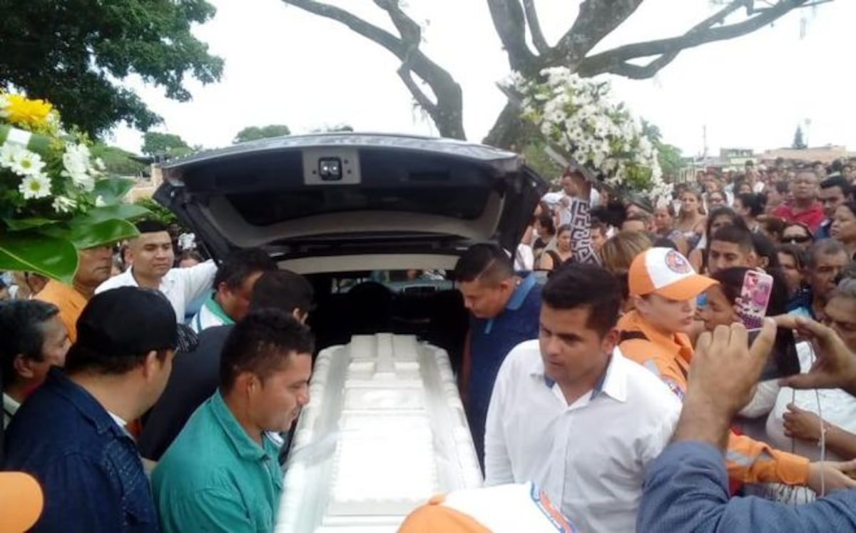 Despiden a la mujer que murió junto a su hijo tras lanzarse de un puente