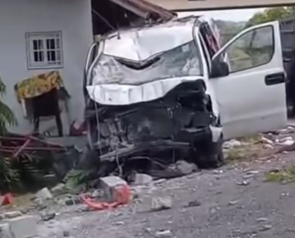 Violento choque en San Carlos: busito con 9 personas se estrella contra parada