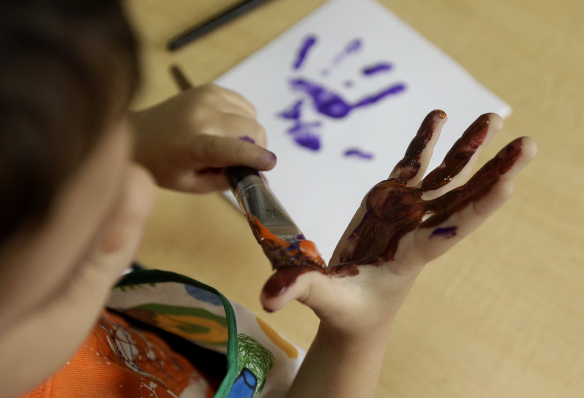 Olas y surf: Una terapia para estimular a niños con autismo en Panamá