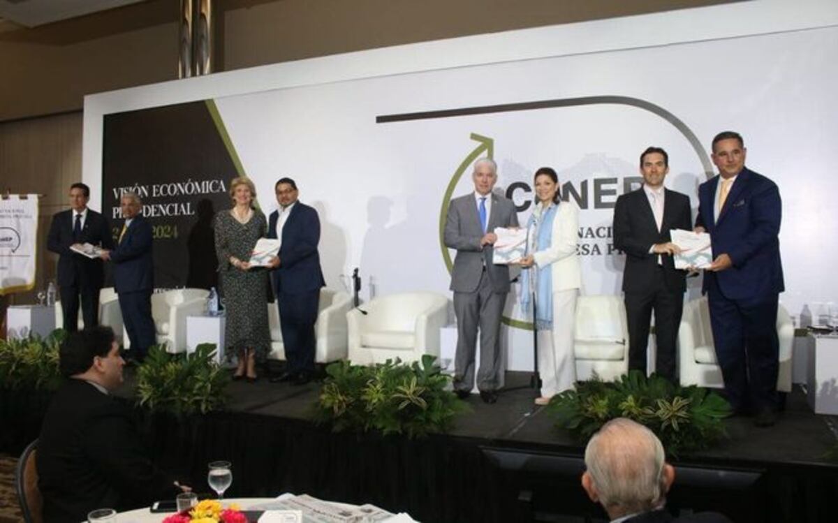 Rechazan a representante de Nito Cortizo en foro de CoNEP. Lo bajan de la tarima