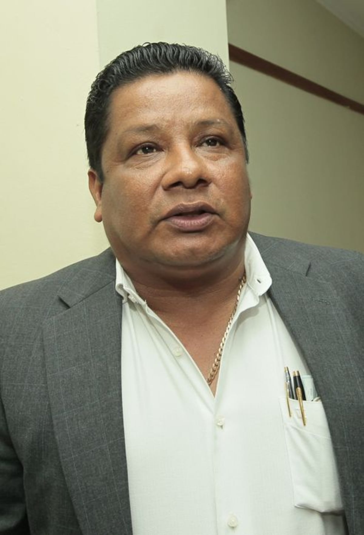 Amordazan y le roban a alcalde en su casa