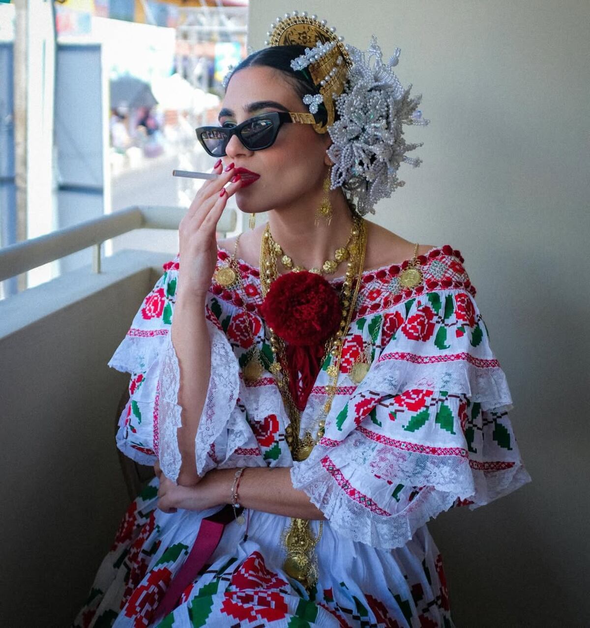 ‘Patria es muchísimo más que empollerarse’: Serena Vamvas desata polémica al posar empollerada con un cigarrillo