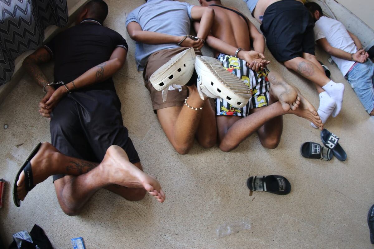 Le imputan cargos por secuestro y robo a 12 personas. Tras maratónica audiencia.