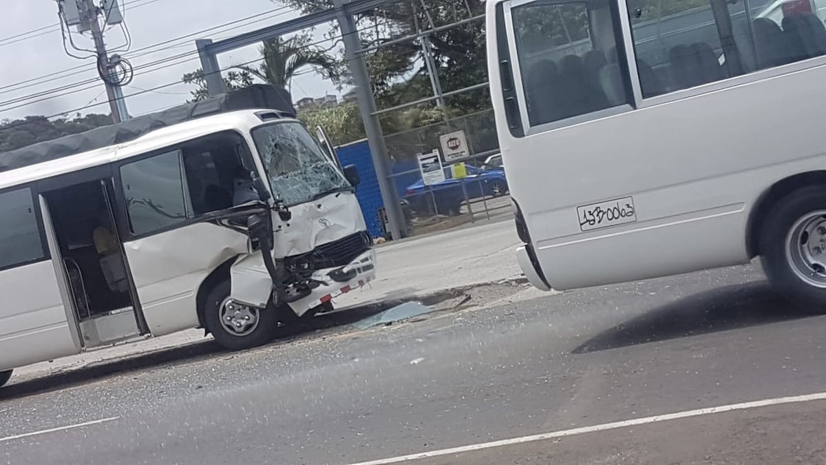 Dos buses con pasajeros se estrellan en Hato Montaña, Arraiján