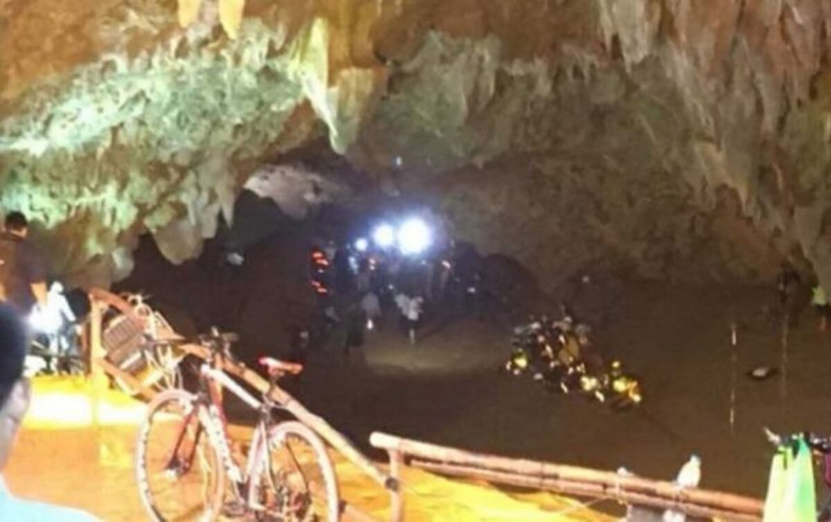 Todo un equipo de futbol infantil se queda atrapado en una cueva| VIDEO