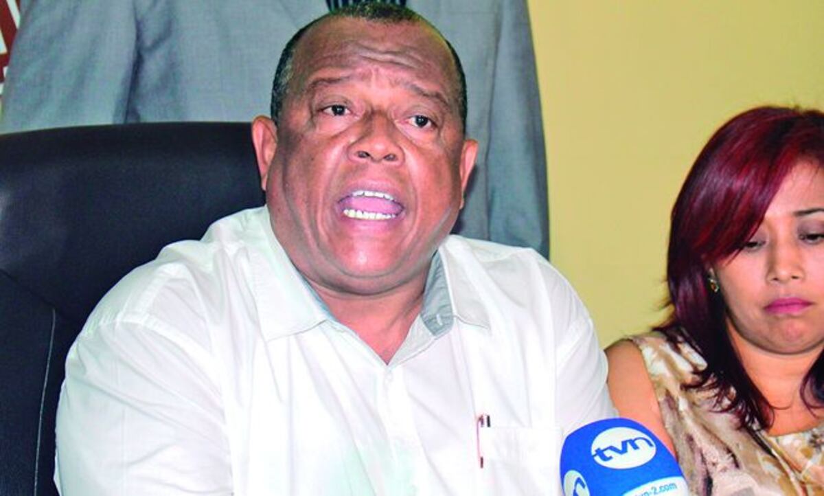 Ay, padre. Alcalde calla; adversarios aplauden su condena 