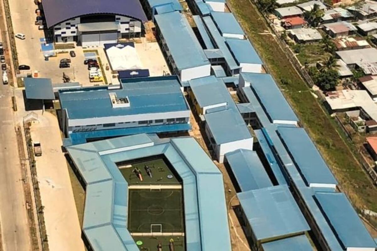 Ánimos caldeados. Durmieron fuera de la escuela por un cupo en Pacora 