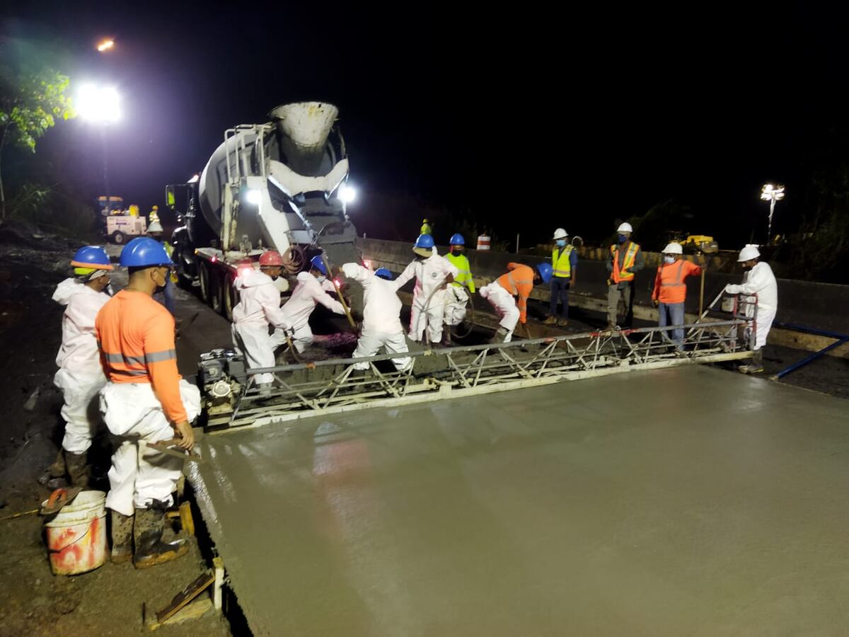 En madrugada finalizaron los trabajos de vaciado de concreto en parte del tramo de la Panamericana colapsado en Loma Cová