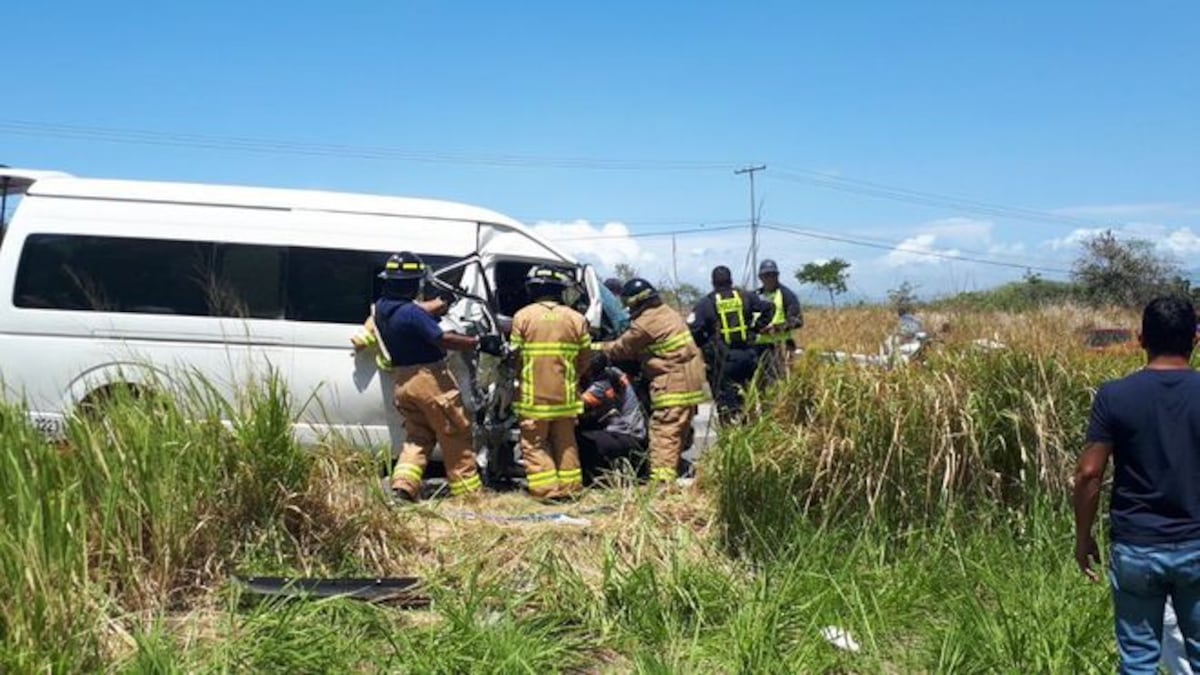 ¡AY, DIOS! Bus con devotos de Atalaya impacta de frente+FOTOS