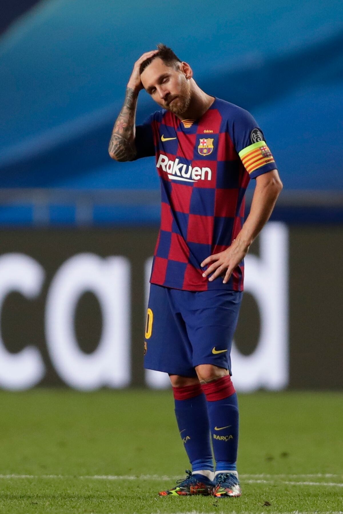 Alarma. Messi le dice a Koeman que se ve más afuera que dentro del Barcelona