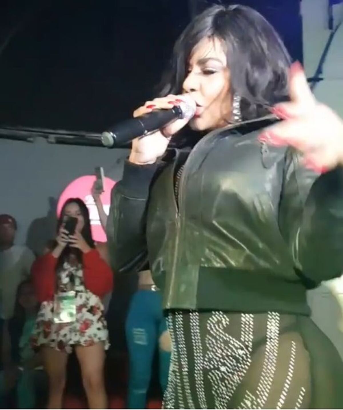  Demphra muestra minitanga y pompis en tarima y se forma la locura| VIDEO