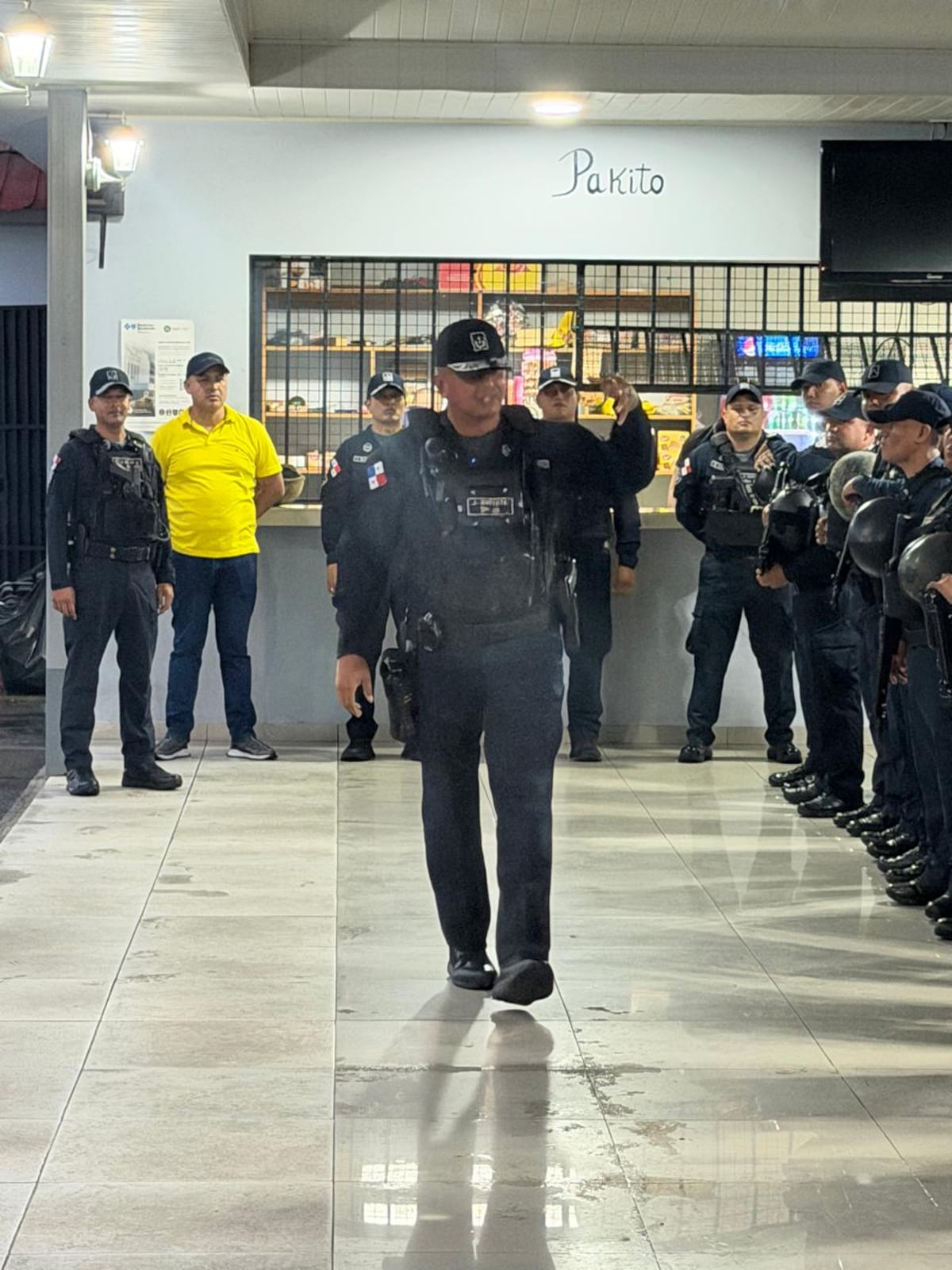 Sin piedad, al estilo Bukele. No respetaron el horario y caen en barrida nocturna en San Miguelito: 38 aprehendidos y dos menores retenidos 
