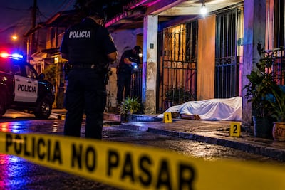 ¡Madrugada sangrienta! Escucharon detonaciones y encontraron a un hombre muerto en Las Cumbres