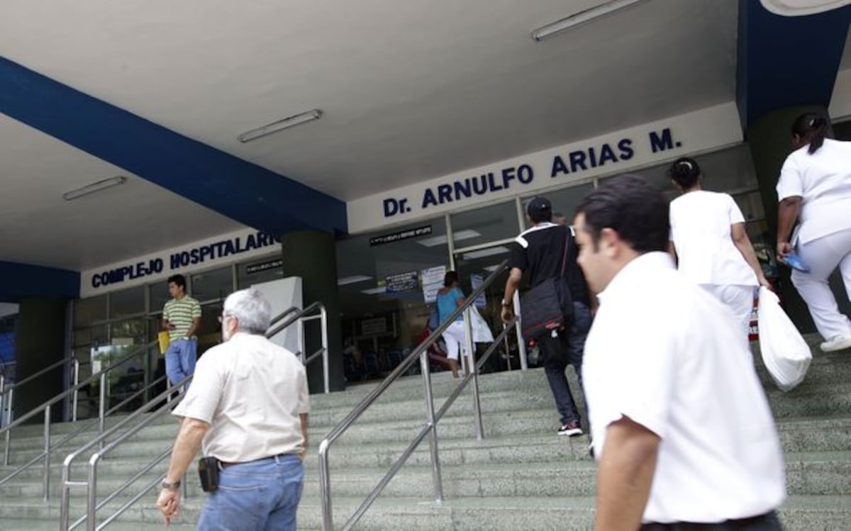 Aspirantes a director de la Caja de Seguro Social entregan sus documentos