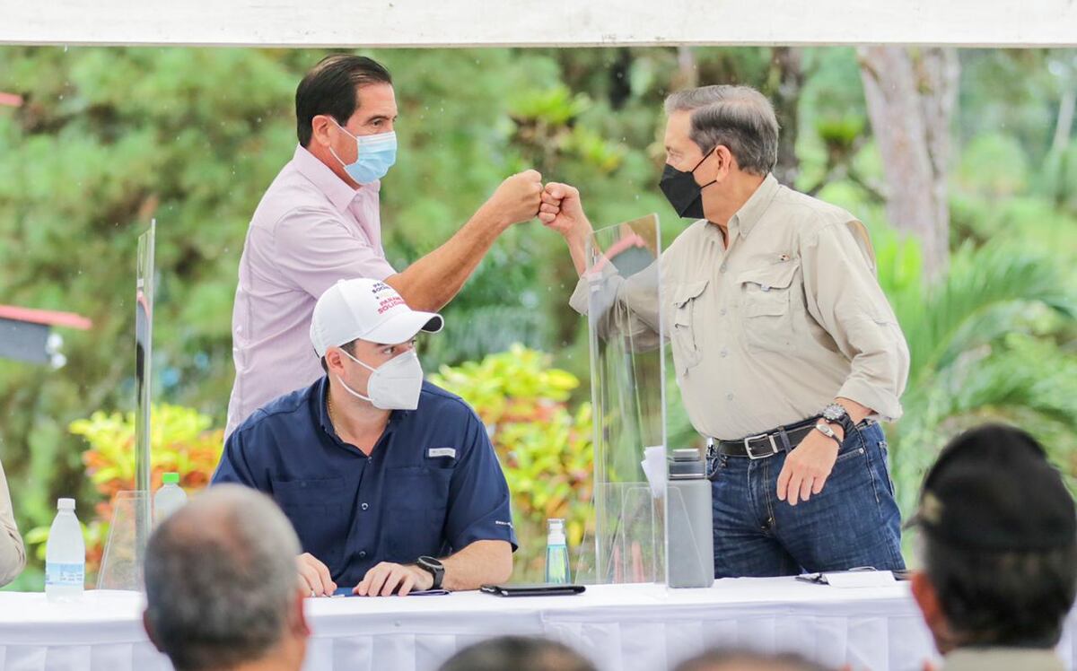 Encuentro. Nito Cortizo y Martín Torrijos comparten juntos en el 40 aniversario de la muerte de Omar