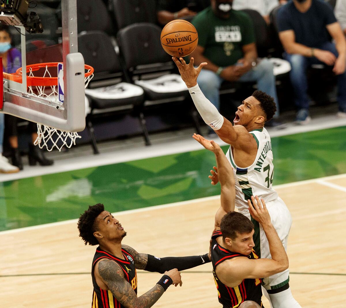 Antetokounmpo condujo el ataque que arrolló a los Hawks