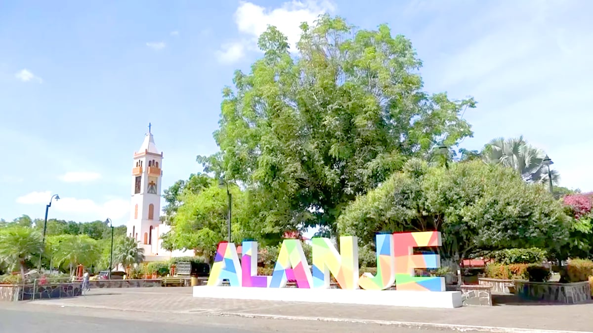 Hombre semidesnudo con machetes causa alarma en comunidad de Alanje, Chiriquí