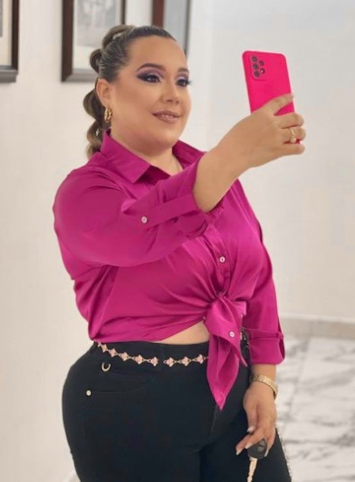 La piropean. Madeline Pineda enseña la retaguardia mientras le hacen masajes, pero mandó su pa’ tras a los lisos:  ‘solo les queda mirar’ +Video