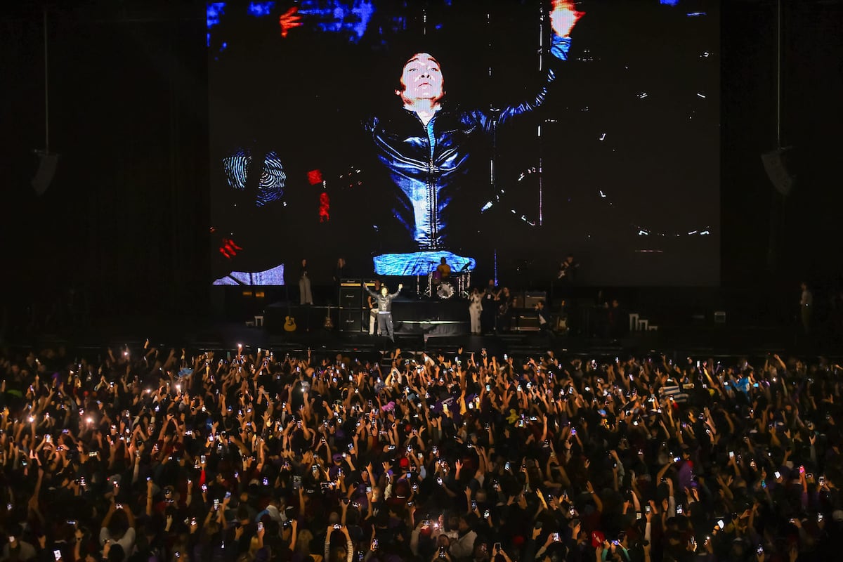 Milei rugió como un rockstar: presentó su libro con un show de rock en Buenos Aires